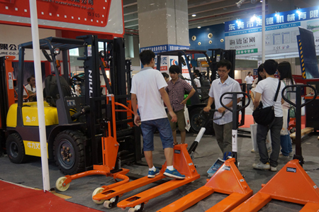 牛力展位現(xiàn)場(chǎng)_展品包括：內(nèi)燃叉車，全電動(dòng)搬運(yùn)車，全電動(dòng)升高車，手動(dòng)搬運(yùn)車，電子秤搬運(yùn)車，腳輪等。