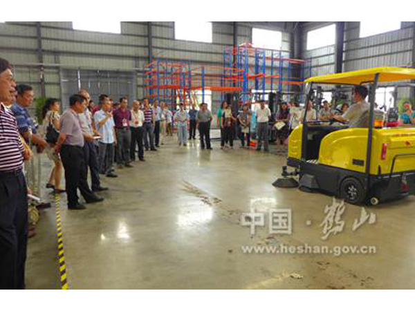 向省、市領(lǐng)導(dǎo)展示操作牛力電動掃地車
